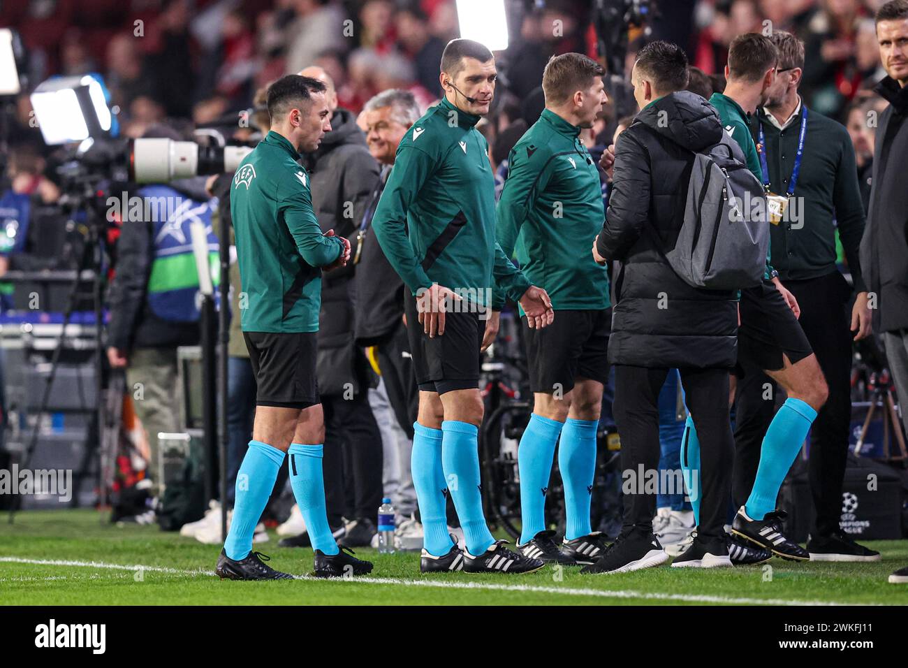 Eindhoven, Paesi Bassi. 20 febbraio 2024. EINDHOVEN, PAESI BASSI - 20 FEBBRAIO: Arbitro Srdjan Jovanovic, arbitro assistente Uros Stojkovic, arbitro assistente Milan Mihajlovic che lascia il campo durante la prima partita di UEFA Champions League tra PSV e Borussia Dortmund al Philips Stadion il 20 febbraio 2024 a Eindhoven, Paesi Bassi. (Foto di Peter Lous/Orange Pictures) credito: Orange Pics BV/Alamy Live News Foto Stock