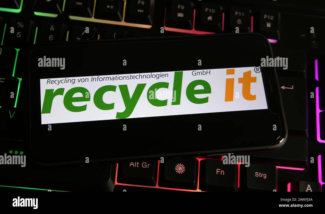 Viersen, Germania - 9 gennaio. 2024: Primo piano del telefono cellulare con il logo della società tedesca Recycle it sulla tastiera del computer Foto Stock