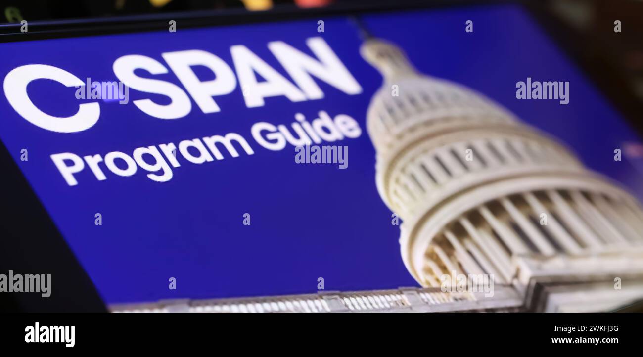 Viersen, Germania - 9 gennaio. 2024: Primo piano del telefono cellulare con logo della rete televisiva C-SPAN sulla tastiera del computer Foto Stock