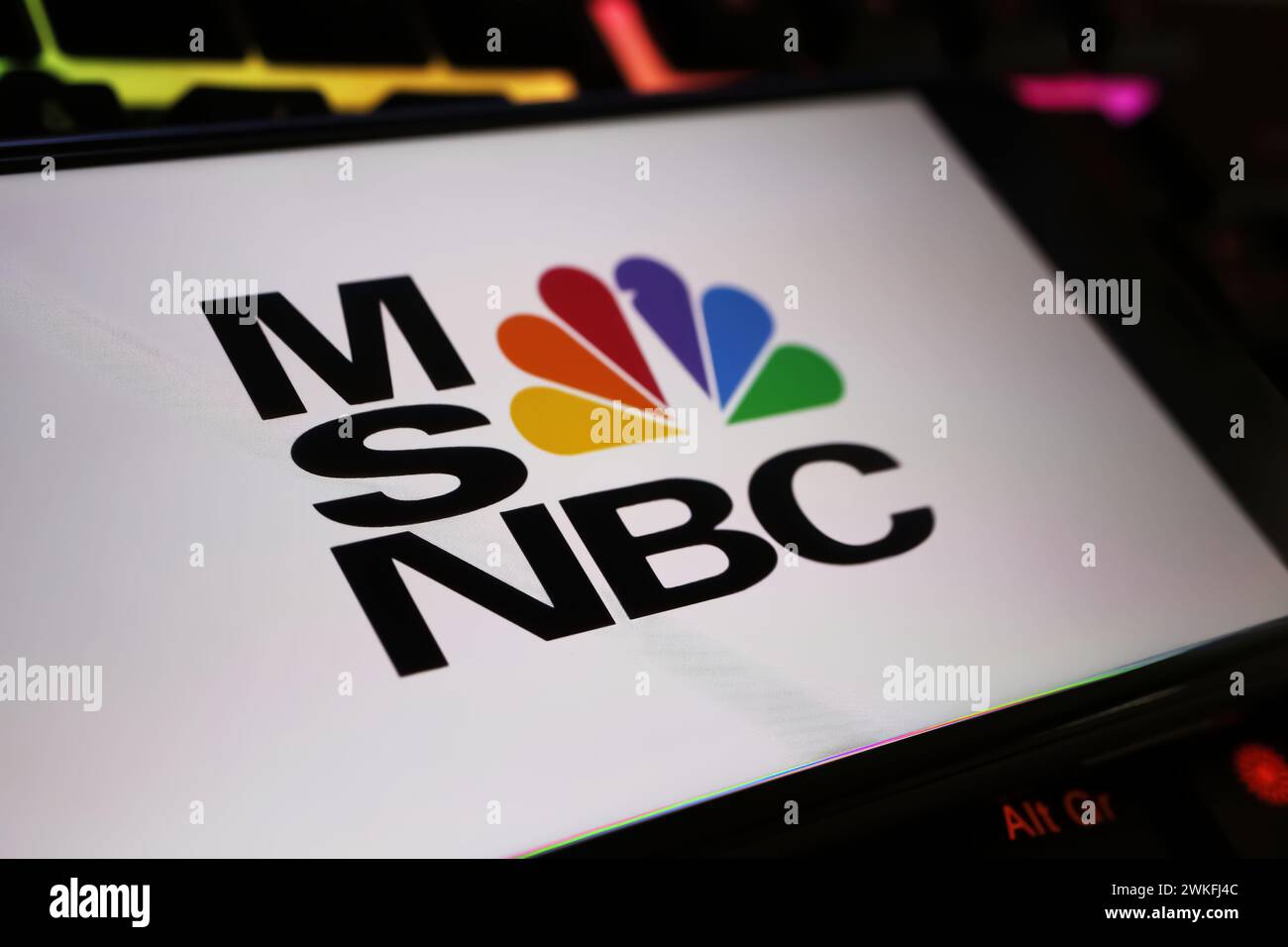 Viersen, Germania - 9 gennaio. 2024: Primo piano del telefono cellulare con logo del canale di notizie MSNBC sulla tastiera del computer Foto Stock