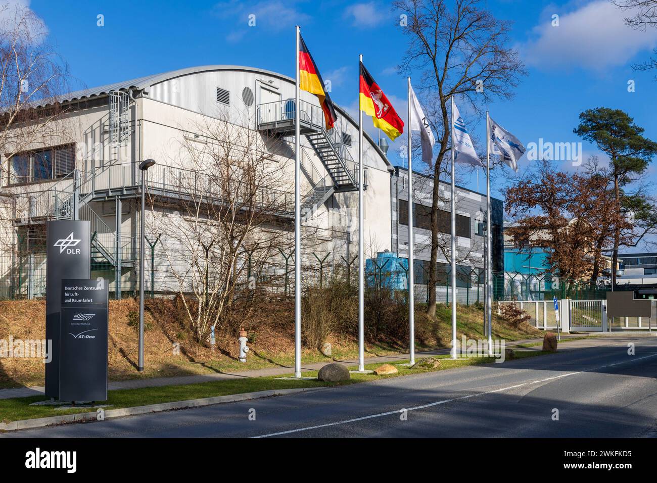 Forschungsflughafen Braunschweig Einfahrt zum Deutschen Zentrum für Luft- und Raumfahrt am Flughafen Braunschweig-Wolfsburg. Auch ist die firma German-Dutch Wind Tunnels e AT-One dort ansässig. Braunschweig Wabe-Schunter-Beberbach Niedersachsen Deutschland *** Braunschweig Research Airport ingresso del German Aerospace Center presso l'aeroporto di Braunschweig Wolfsburg Tunnel del vento tedesco olandese e IN una di esse hanno sede anche Braunschweig Wabe Schunter Beberbach bassa Sassonia Germania 20240217-6V2A2730 Foto Stock