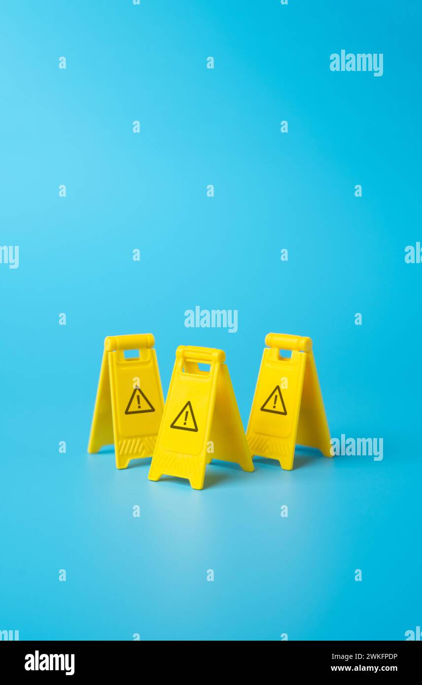 Segnaletica gialla a conchiglia per pavimento. Identificare pericoli e minacce. Sull'approccio a una sfida difficile. Affrontare i problemi. Risolvere il problema wi Foto Stock