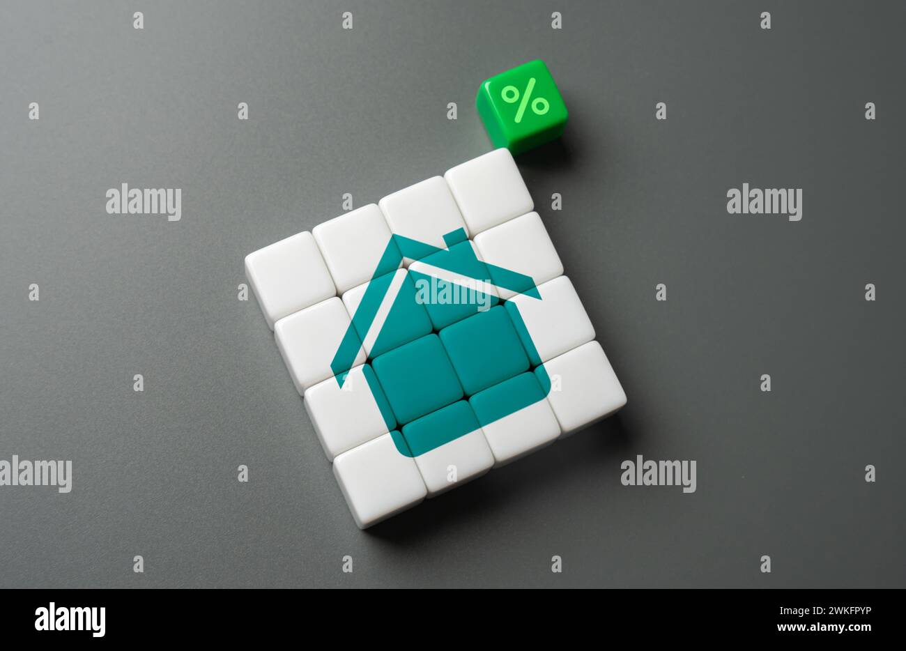 Interessi su mutui ipotecari e abitazioni. Comprare una casa a credito. Termini di prestito e programmi di supporto disponibili. Tasse di proprietà. Pianificazione finanziaria e definizione del budget Foto Stock