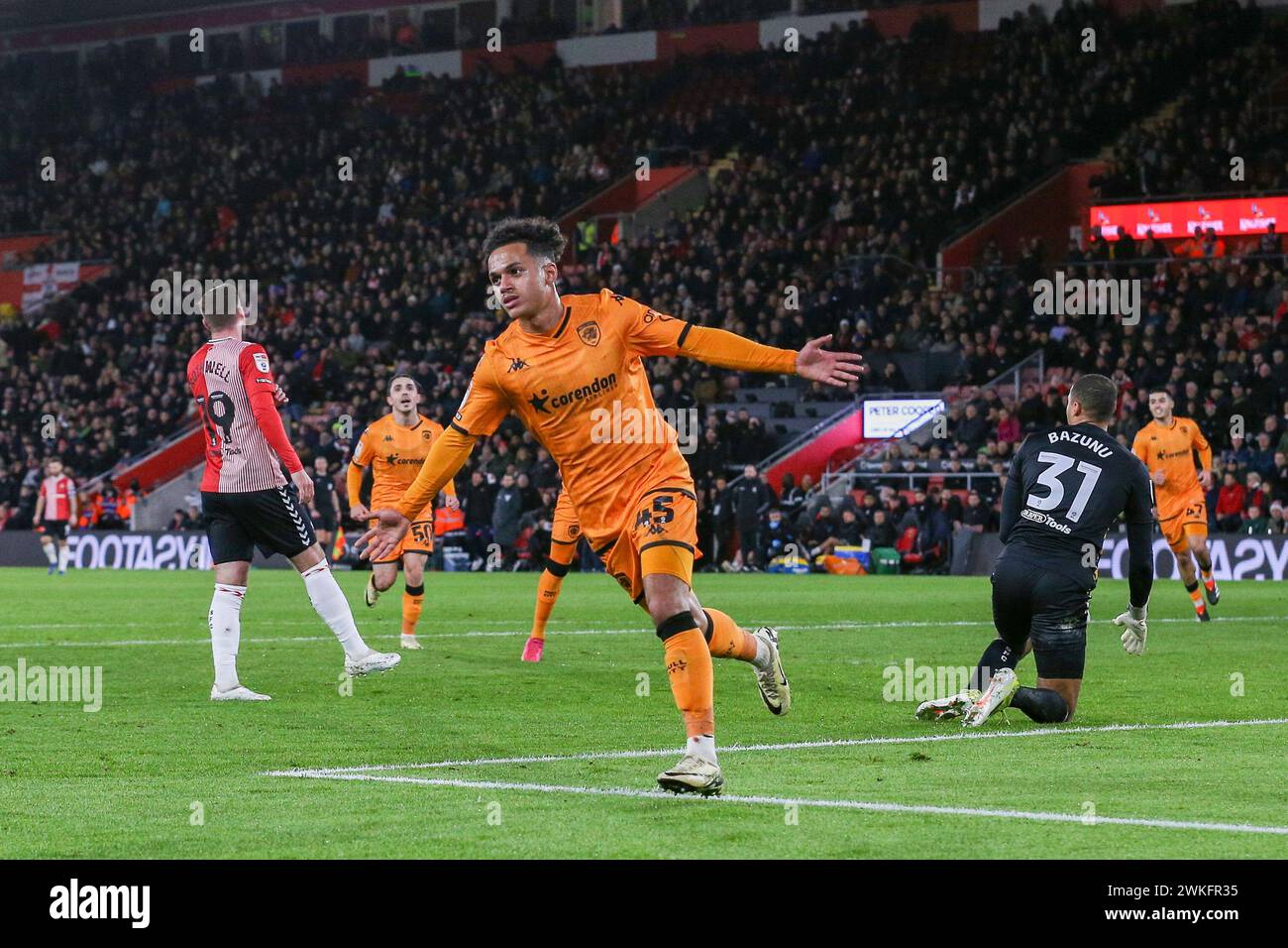 Southampton, Regno Unito. 20 febbraio 2024. Il centrocampista dell'Hull City Fabio Carvalho (45) segna un GOL di 0-2 e celebra il portiere del Southampton Gavin Bazunu (31) durante la partita tra Southampton FC e Hull City FC al St.Mary's Stadium, Southampton, Inghilterra, Regno Unito il 20 febbraio 2024 Credit: Every Second Media/Alamy Live News Foto Stock