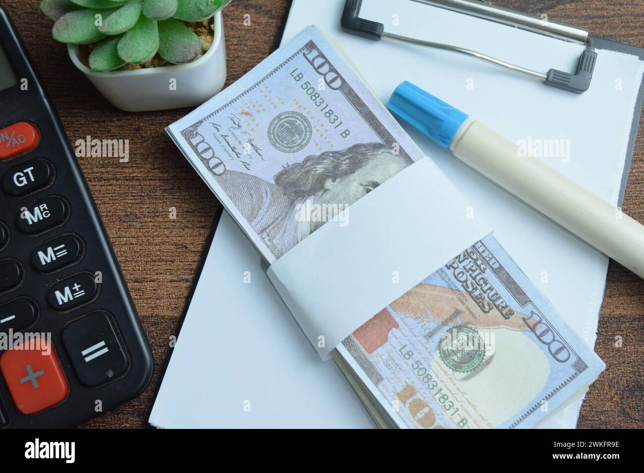 Testo del fondo di emergenza e dollaro isolato su Office Desk Foto Stock