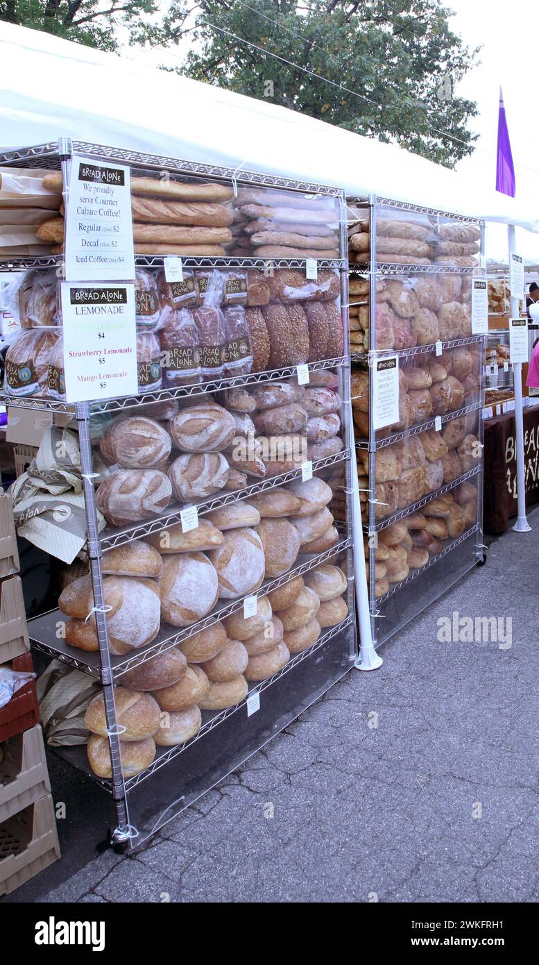 Venditore di pane artigianale. Hudson Valley Garlic Festival, Saugerties, New York Foto Stock