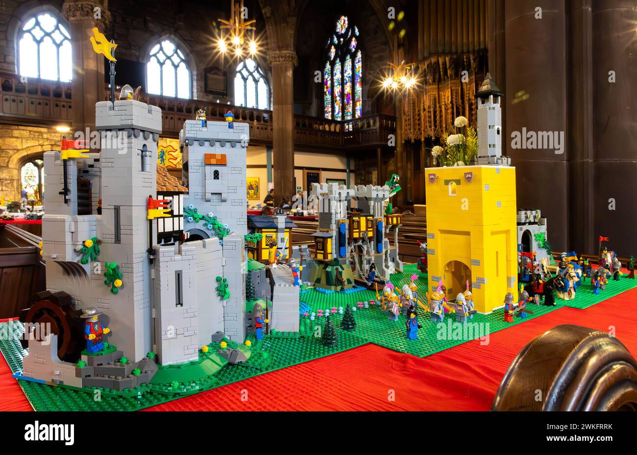 Castello di Lego al Brick Festival nella chiesa parrocchiale di St Elphin a Warrington, Cheshire, Inghilterra Foto Stock