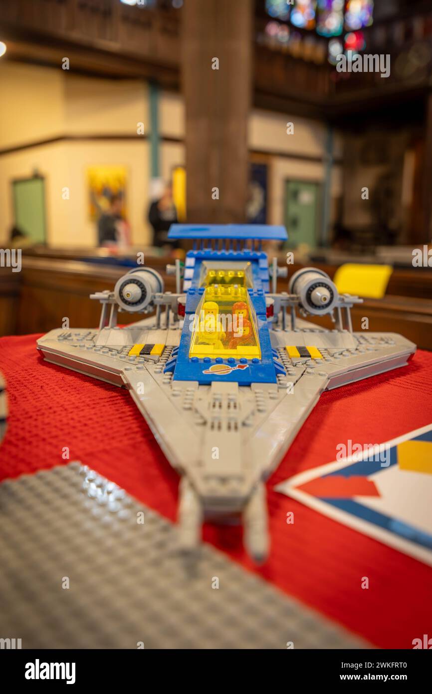 Nave spaziale LEGO al Brick Festival nella chiesa parrocchiale di St Elphin a Warrington, Cheshire, Inghilterra Foto Stock