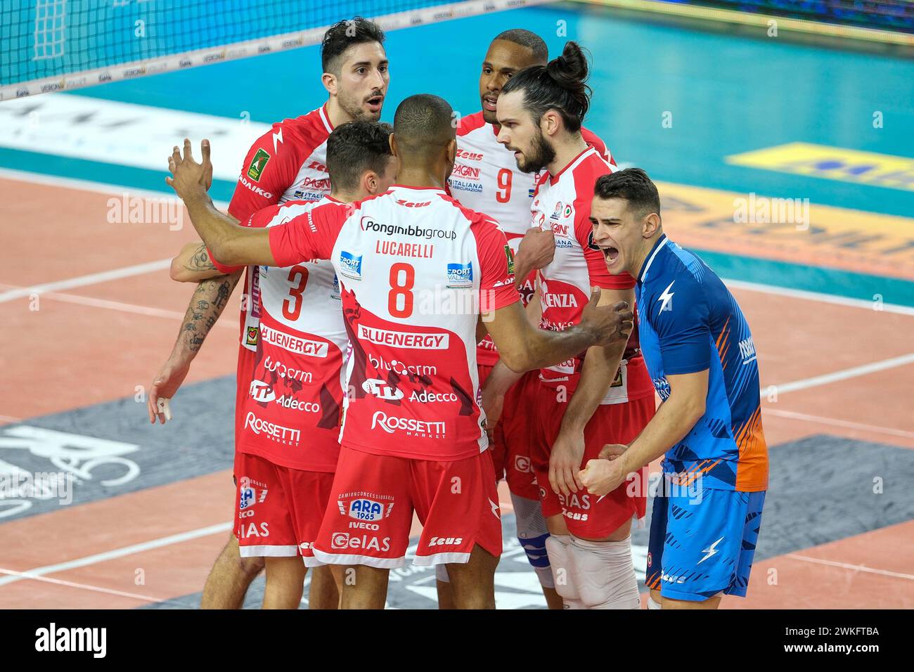 Vendita gas Bluenergy Piacenza durante la partita tra Rana Verona e vendita gas Bluenergy Piacenza, stagione regolare della SuperLega Italiana di pallavolo Foto Stock