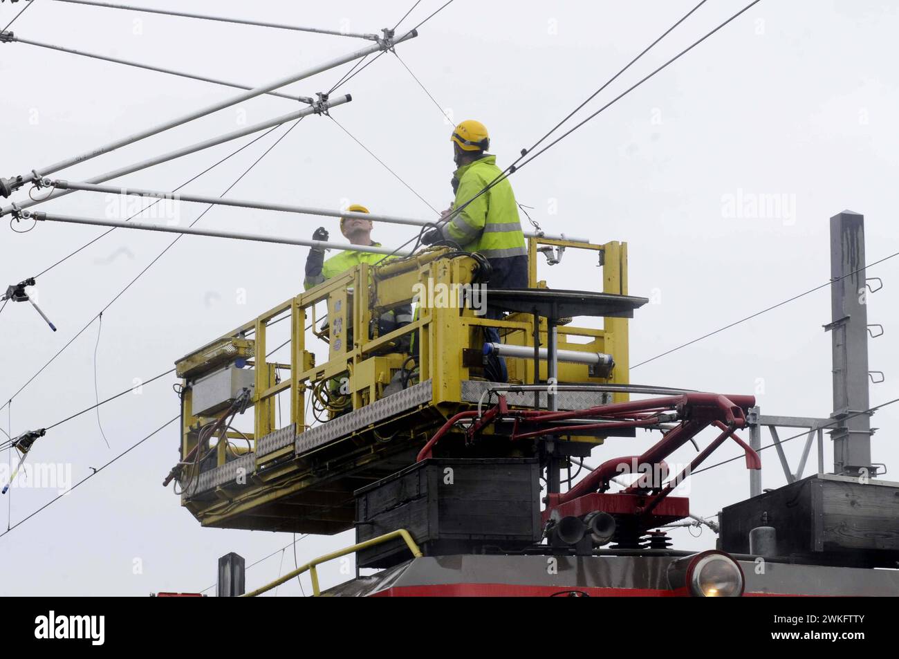 riparazione della linea aerea di contatto sui binari ferroviari riparazione della linea aerea di contatto Foto Stock