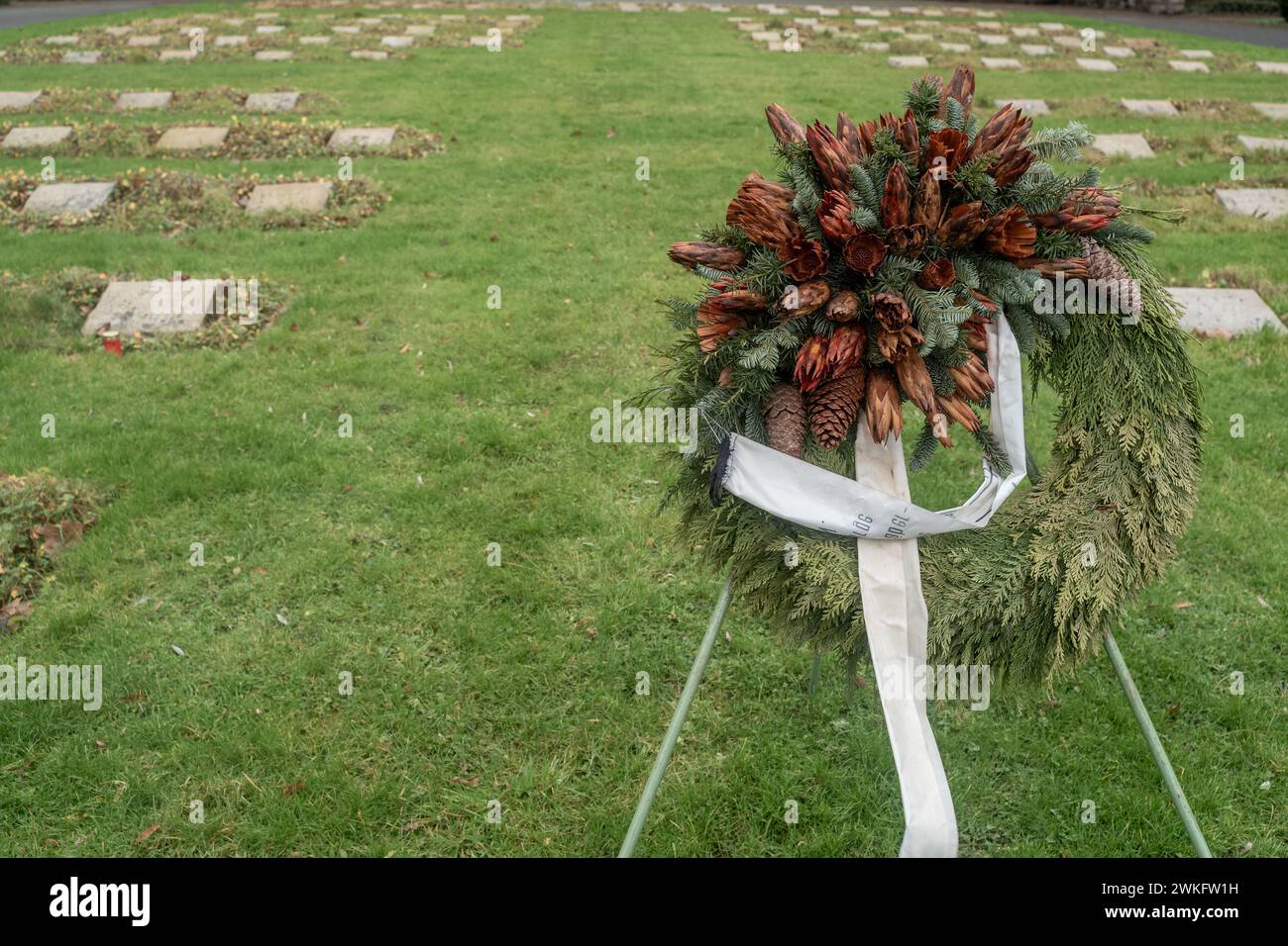 Ghirlanda in un cimitero militare Foto Stock