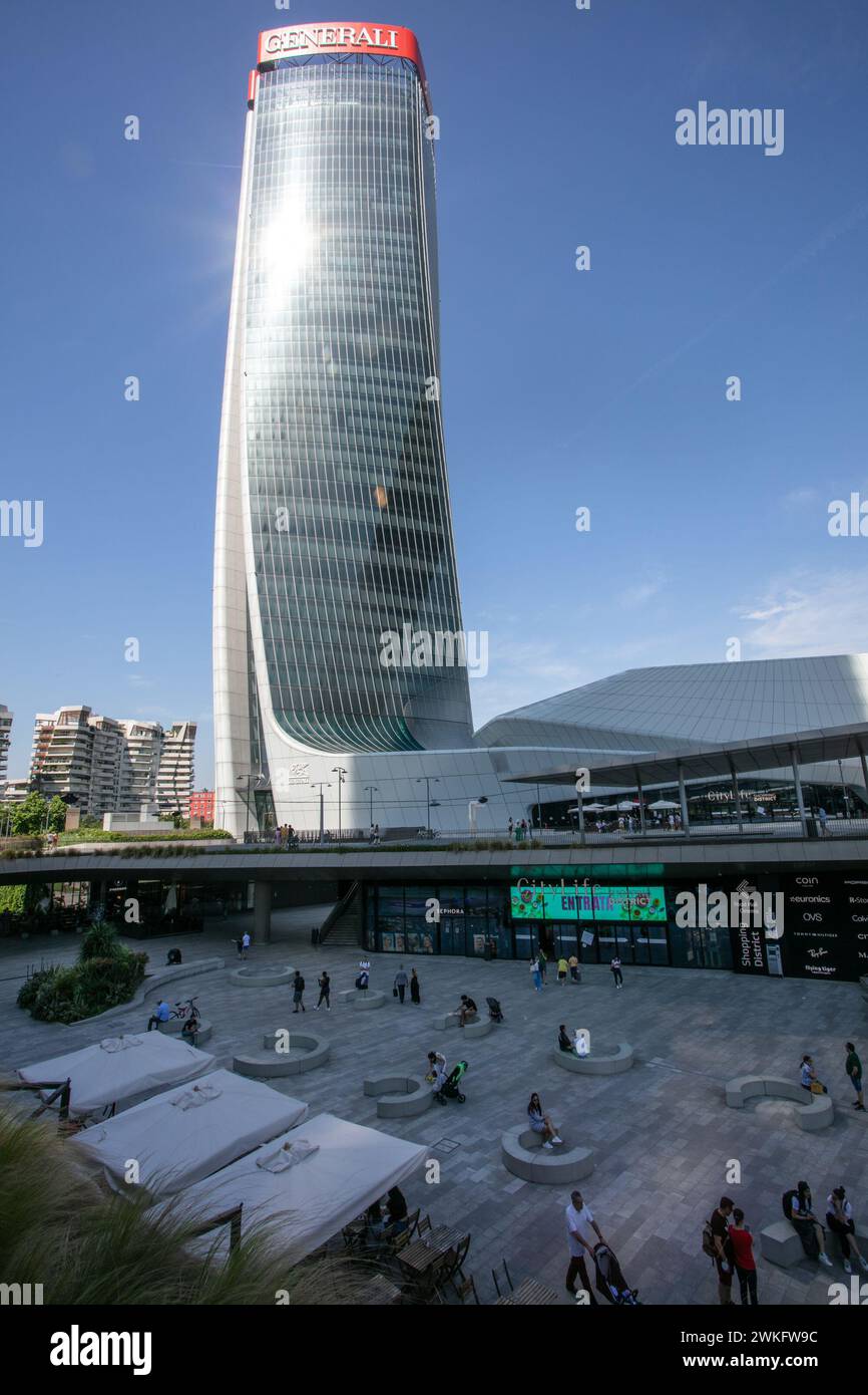 Generali Tower è un grattacielo progettato dall'architetto Zaha Hadid nel quartiere commerciale residenziale noto come CityLife di Milano. Italia. Foto Stock