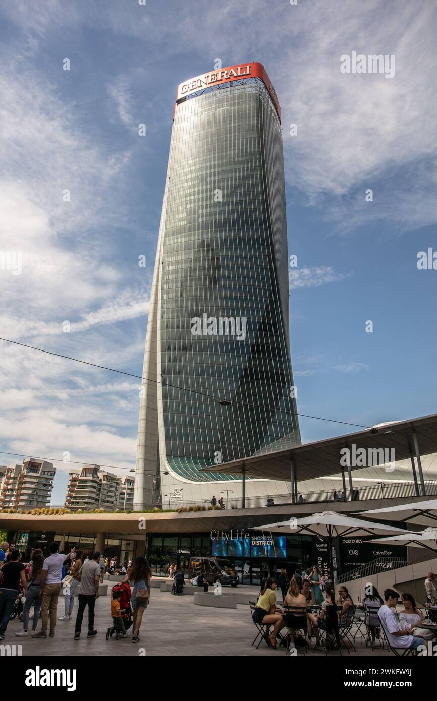 Generali Tower è un grattacielo progettato dall'architetto Zaha Hadid nel quartiere commerciale residenziale noto come CityLife di Milano. Italia. Foto Stock