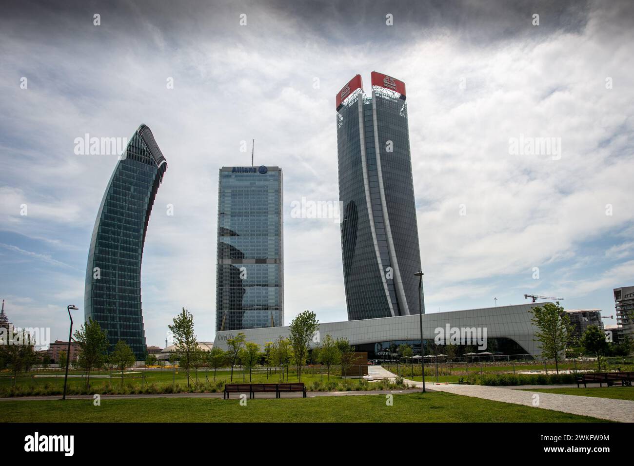 CityLife, noto anche come tre Torri, è un quartiere commerciale e residenziale di Milano. Tre torri emergono al centro della piazza. Italia. Foto Stock