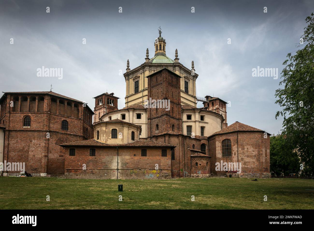 La basilica di San Lorenzo maggiore fu costruita con i resti delle rovine romane nel IV secolo. È una delle chiese più antiche di Milano. Foto Stock