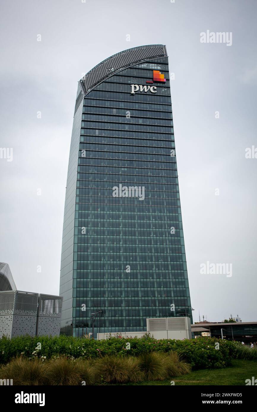 Torre Isozaki nel quartiere CityLife di Milano, conosciuta anche come tre Torri. I grattacieli sono occupati dagli uffici generali, Allianz e PWC. Italia. Foto Stock