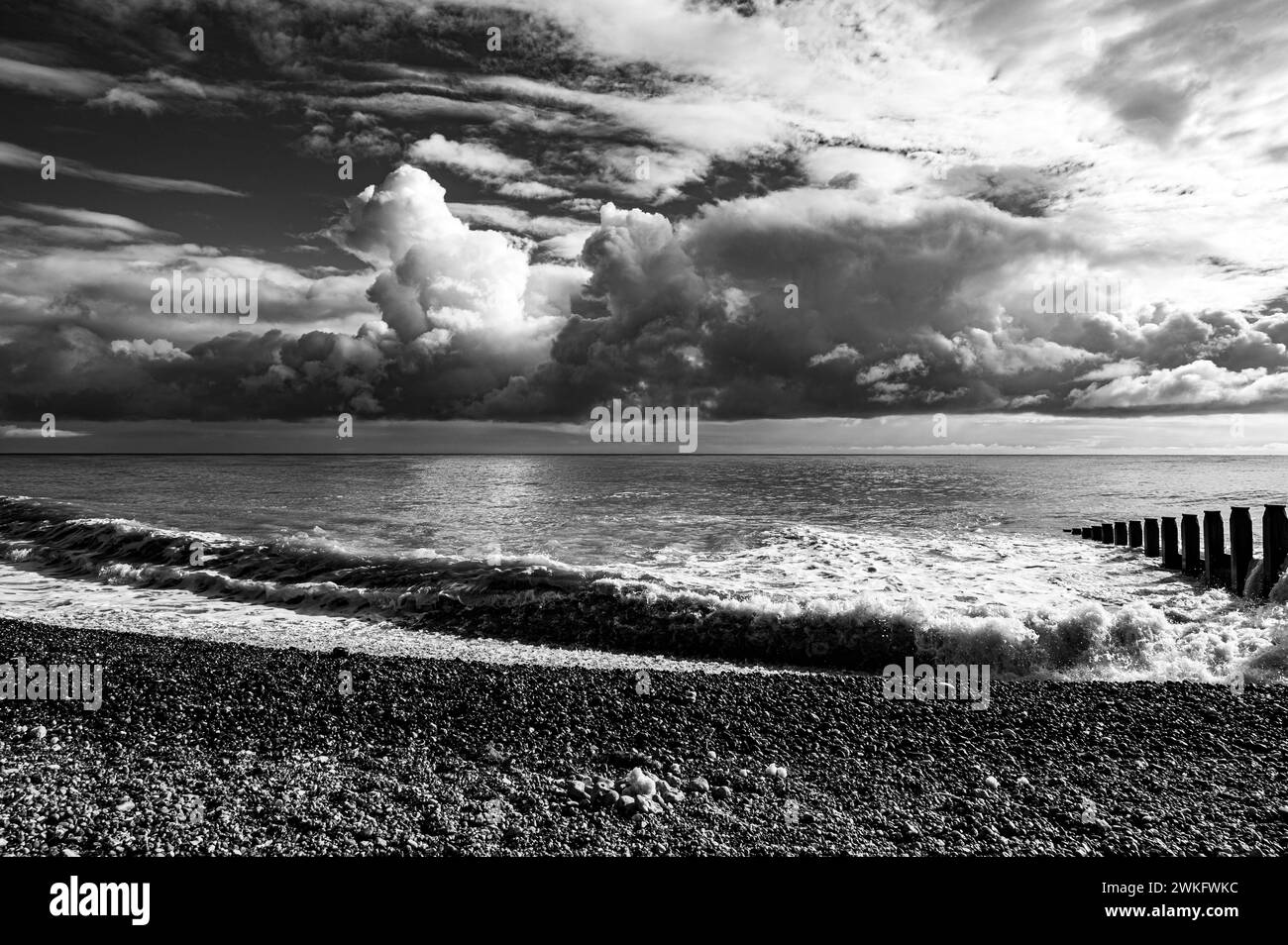 Nuvole che attraversano il lungomare di Eastbourne in una giornata invernale Foto Stock