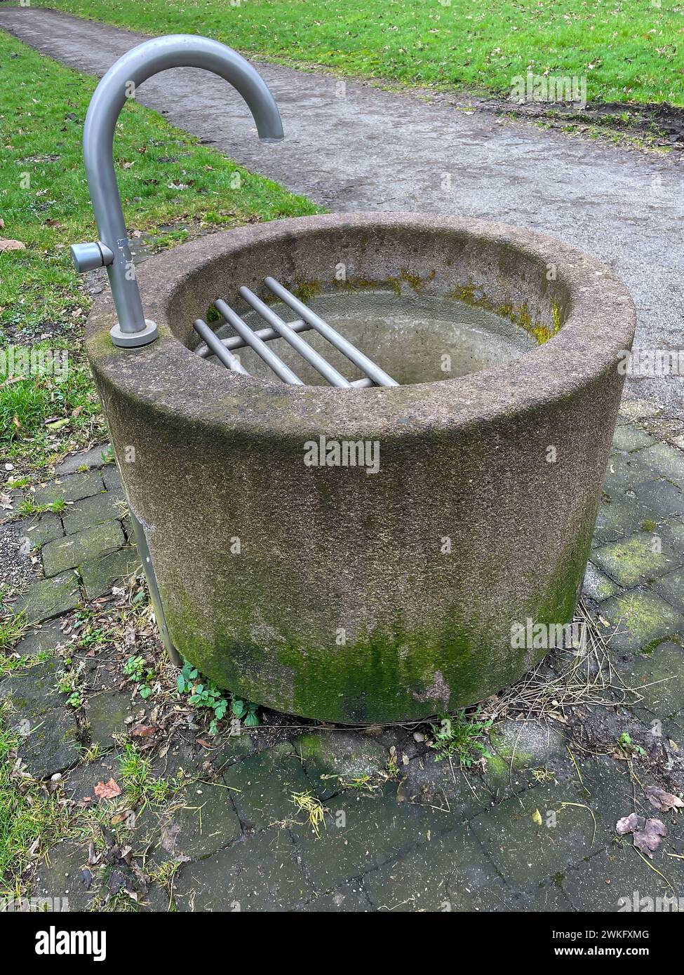 fontana in cemento con gru ad acqua Foto Stock