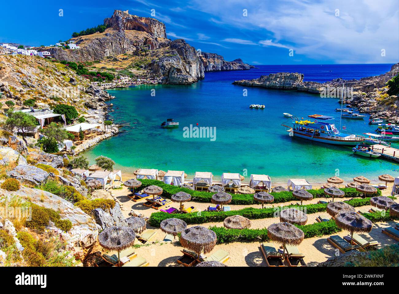 Lindos sull'isola di Rodi, Grecia. Spiaggia della baia di San Paolo e Acropoli, sull'isola di Rodi, Grecia al Mar Egeo, Europa Foto Stock