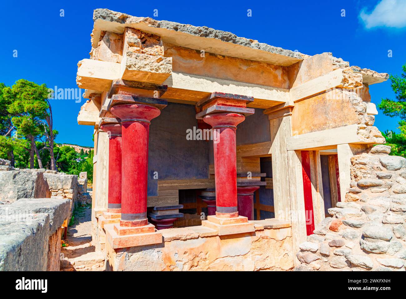 Vecchie mura di Cnosso vicino a Heraklion, isola di Creta, Grecia. Le rovine del tempio minoico sull'isola mediterranea di Creta Foto Stock