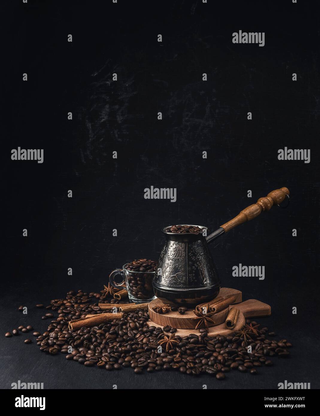 Sfondo chicchi di caffè. Caffè tostato con diversi tipi di caffè, chicchi e cannella su sfondo nero. Concetto di caffè. Finta Foto Stock