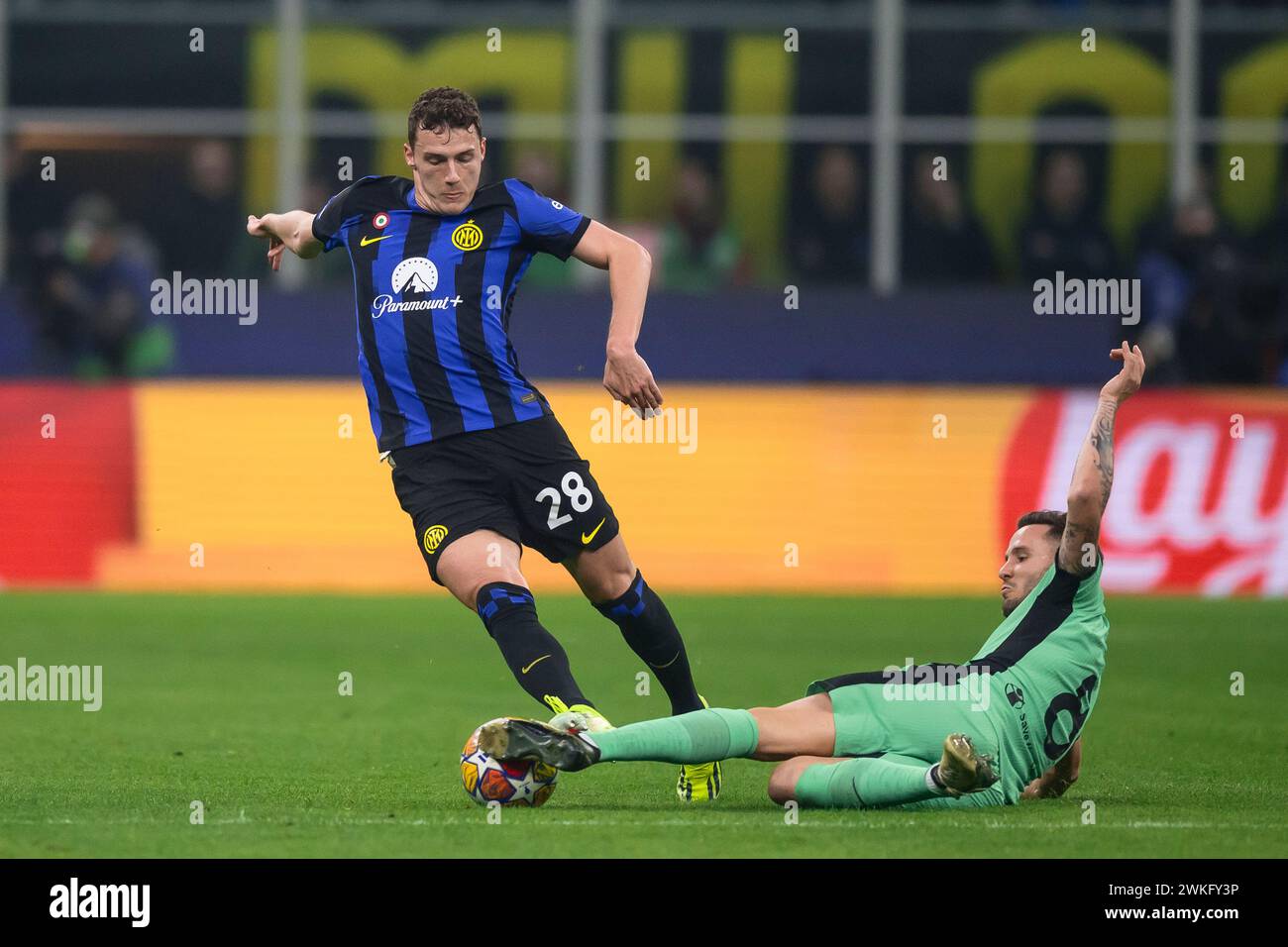 Milano, Italia. 20 febbraio 2024. Benjamin Pavard dell'FC Internazionale è placcato da Saul del Club Atletico de Madrid durante la partita di UEFA Champions League tra FC Internazionale e Club Atletico de Madrid. Crediti: Nicolò campo/Alamy Live News Foto Stock