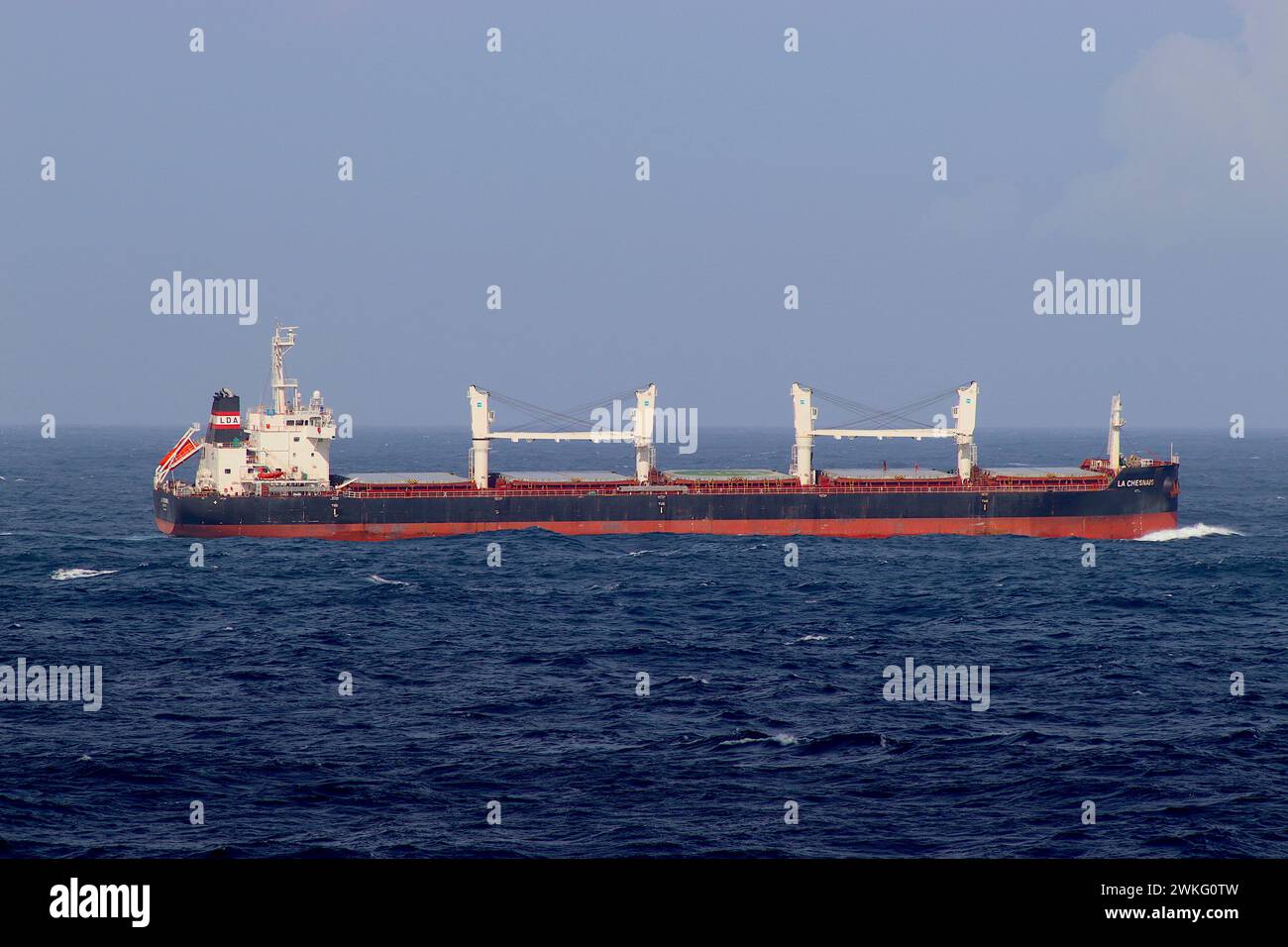 La 40.000 portarinfuse “la Cheshnais”, lunga 180 metri, che naviga nel Mar Mediterraneo verso est verso Gibilterra, aprile 2022. Foto Stock