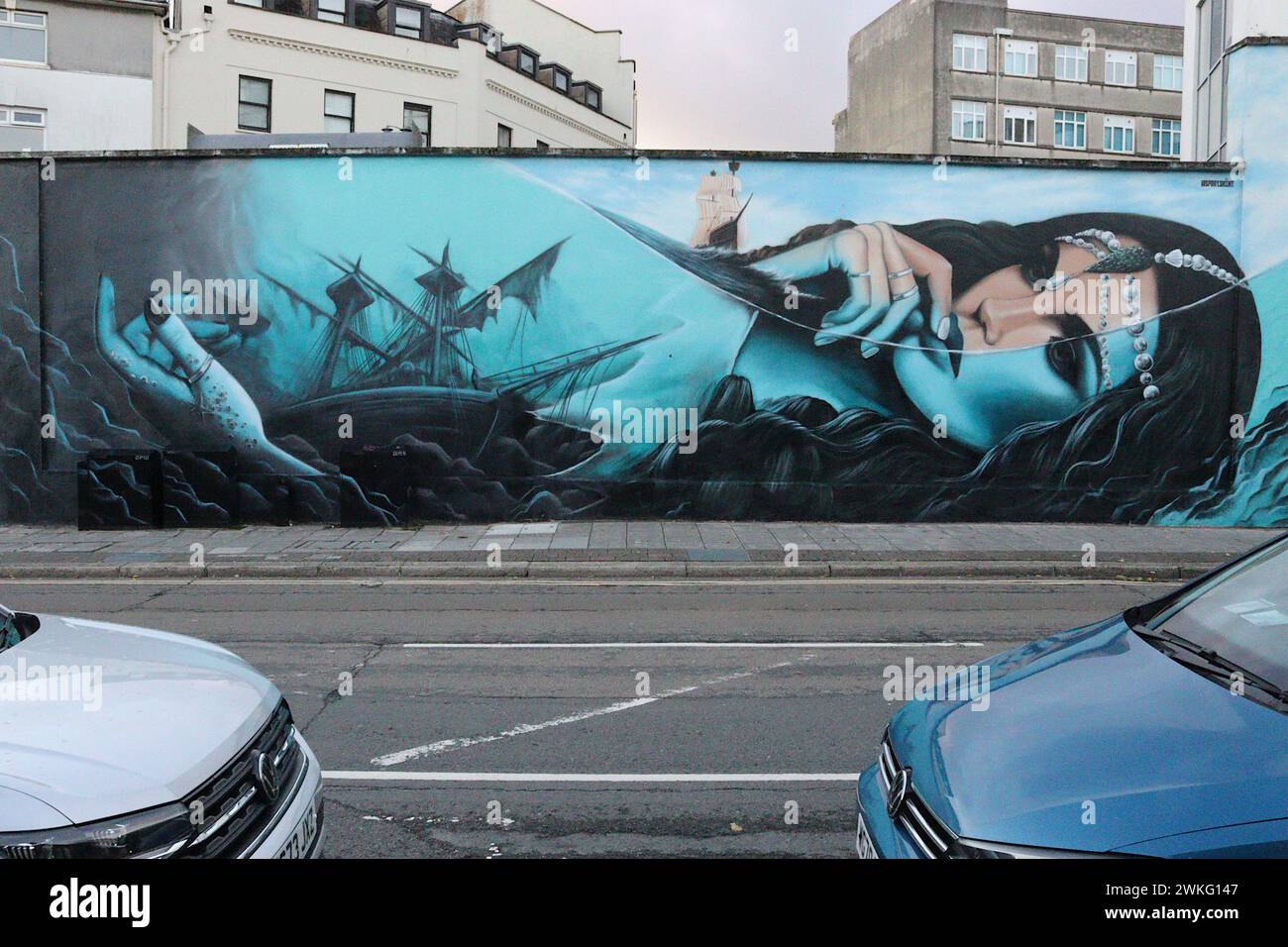 "Siren" - un grande murale creato in tre giorni nel luglio 2023 dallo Street artist SpraySaint, parte del Plymouth Selfie Wall Project. Foto Stock
