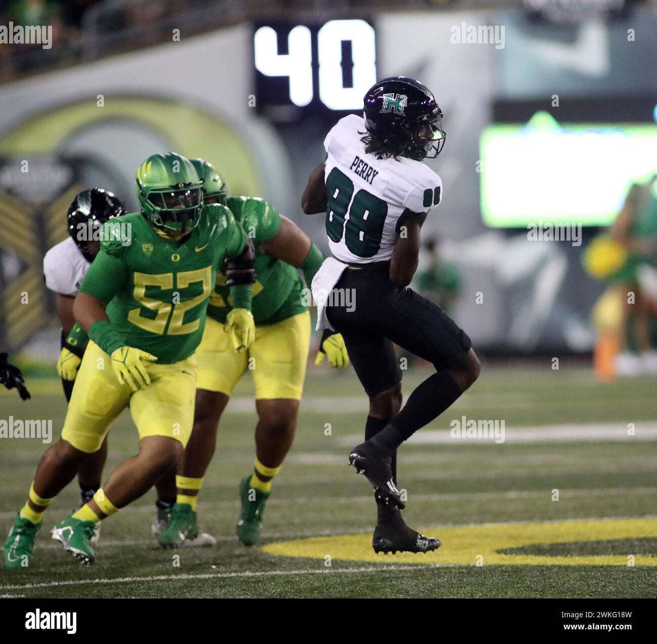 16 settembre 2023 - il wide receiver degli Hawaii Rainbow Warriors Alex Perry n. 88 fa una presa di fronte al defensive lineman degli Oregon Ducks Ben Roberts n. 52 durante una partita tra gli Oregon Ducks e gli Hawaii Rainbow Warriors all'Autzen Stadium di Eugene, OR - Michael Sullivan/CSM Foto Stock