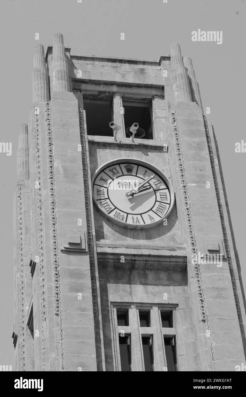 Orologio Rolex torre quadrata Nemjeh Beirut. Turmuhr Nemjeh am Platz in Beruter Zentrum. Am Nejmeh Platz (Place de l'étoile) zu sehen: St. Elias Kirche di St Foto Stock