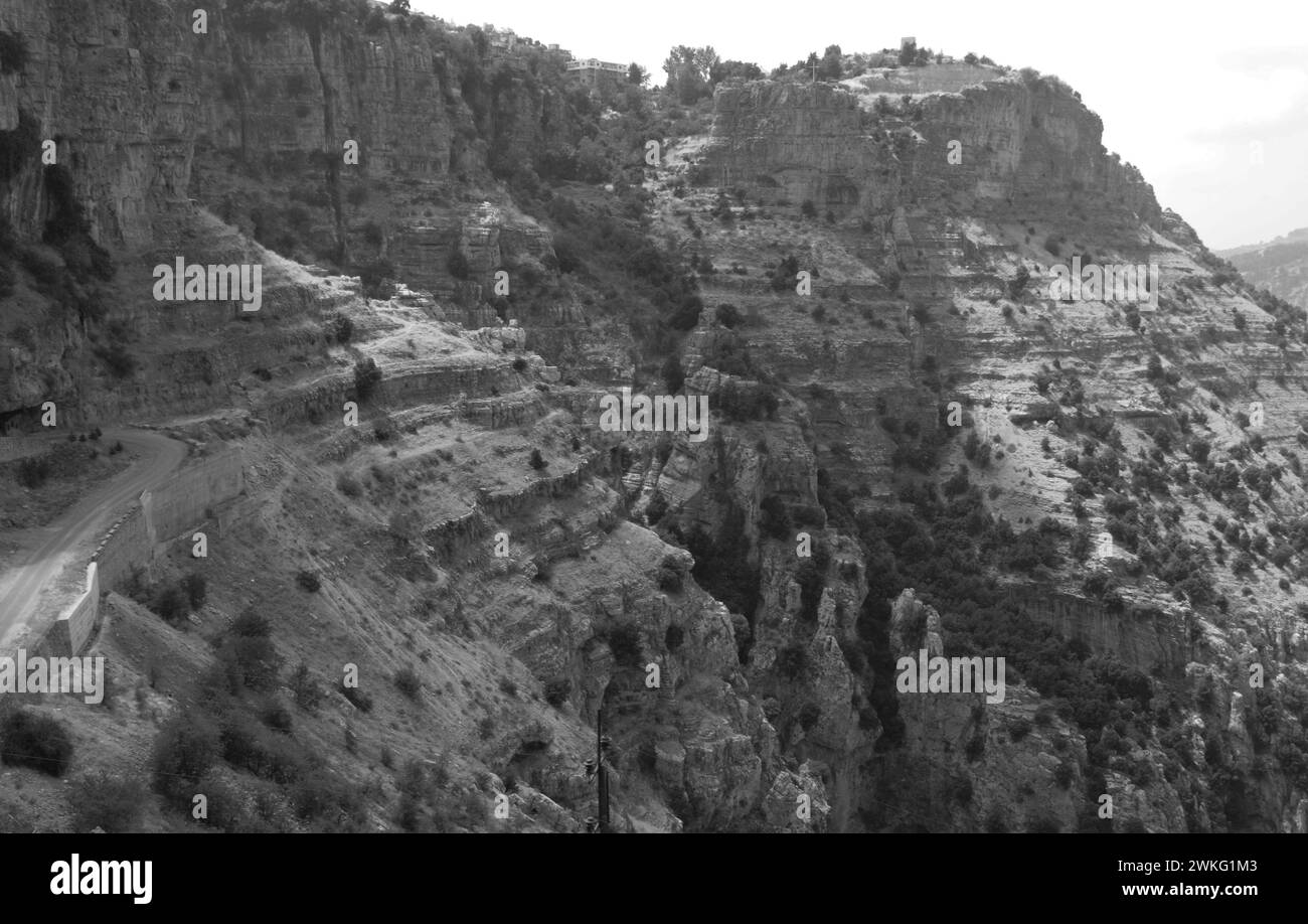 Il Santo Qadischa-valle del lebenese montagne tra Bscharreh e Tripolis. Il Libano è la montagna più alta è di 3033 metri di altezza. Foto Stock