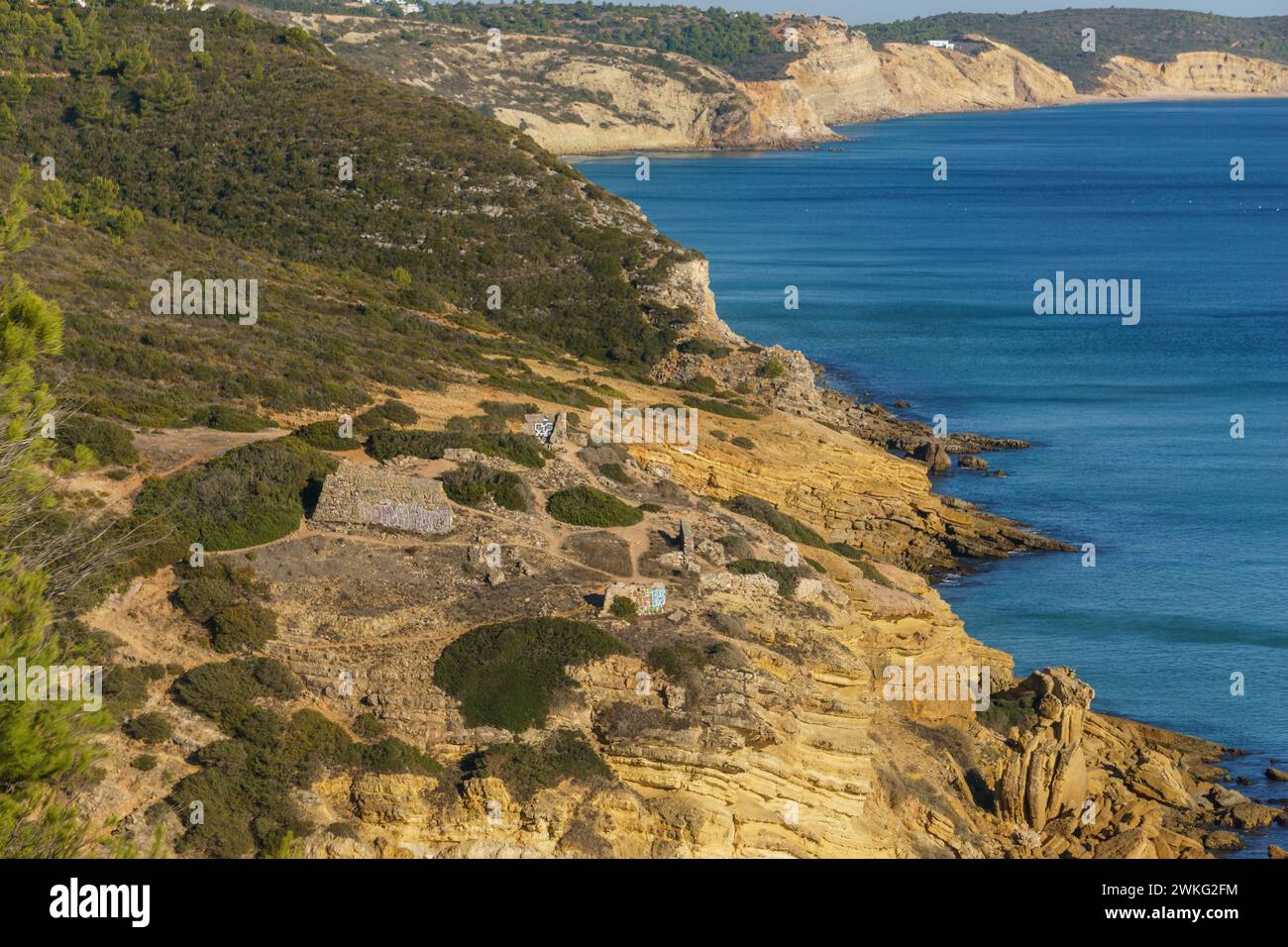 Vecchia rovina della fortezza forte de vera Cruz sulla costa dell'atlantico sopra le scogliere della spiaggia di Figueira, Vila do Bispo, Algarve, Portogallo Foto Stock