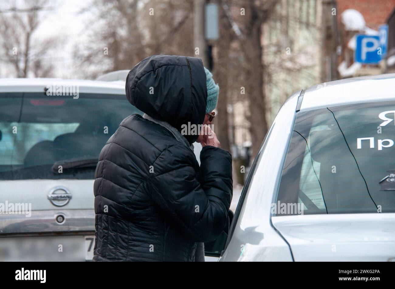 Vita ordinaria nella città di Samara in inverno Una donna parla con un tassista regione di Samara Samara Russia Copyright: XSvetlanaxVozmilovax Vozmilov Foto Stock