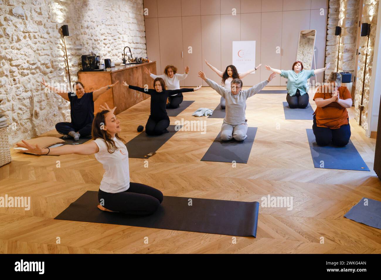 PUPPPY YOGA A PARIGI Foto Stock