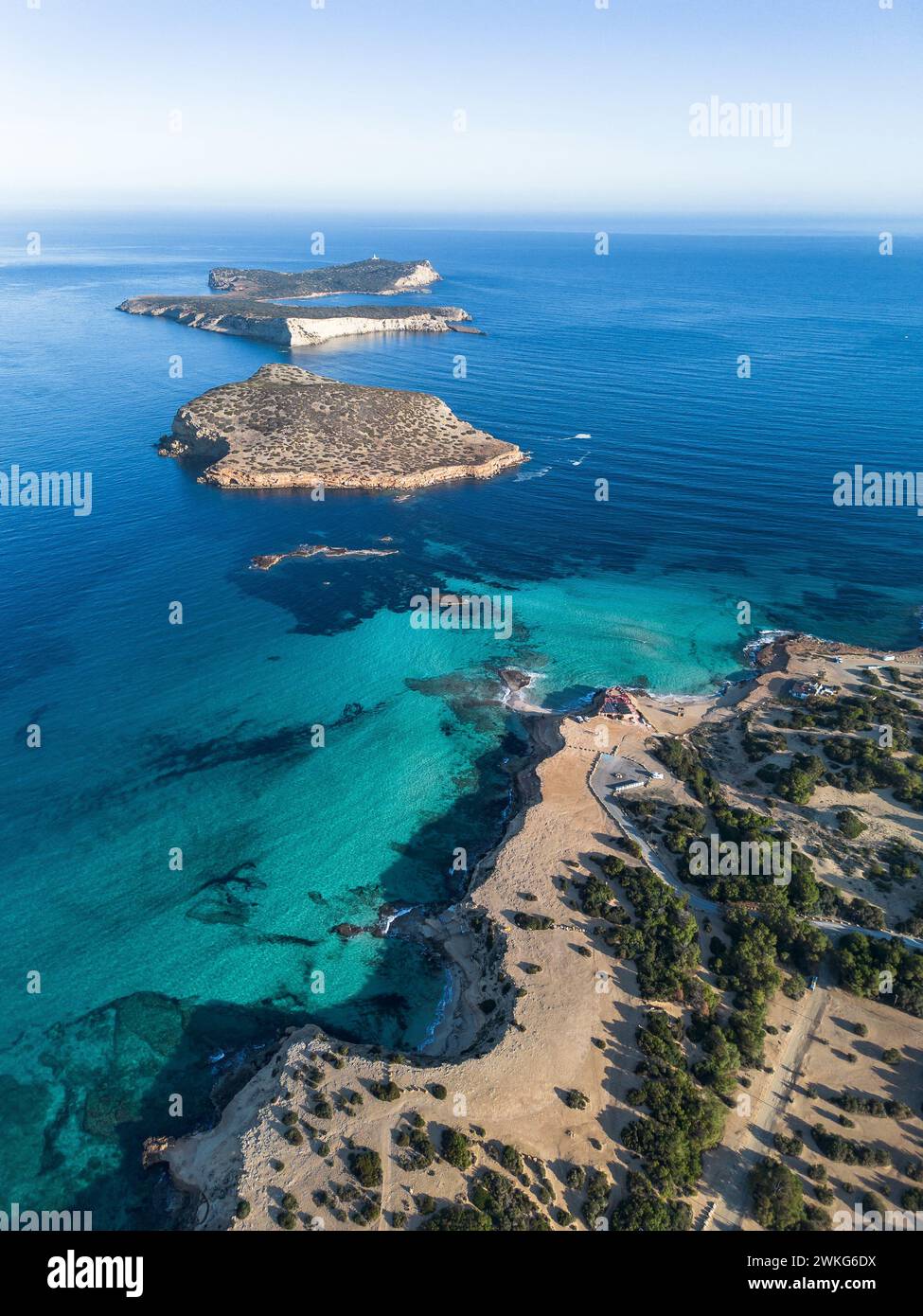 Vista aerea della spiaggia di Cala Compte e degli isolotti dell'isola di Ibiza Foto Stock