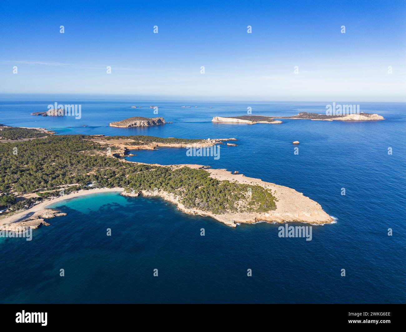 Spiaggia Cala bassa e isolotti Cala Comte sull'isola di Ibiza Foto Stock
