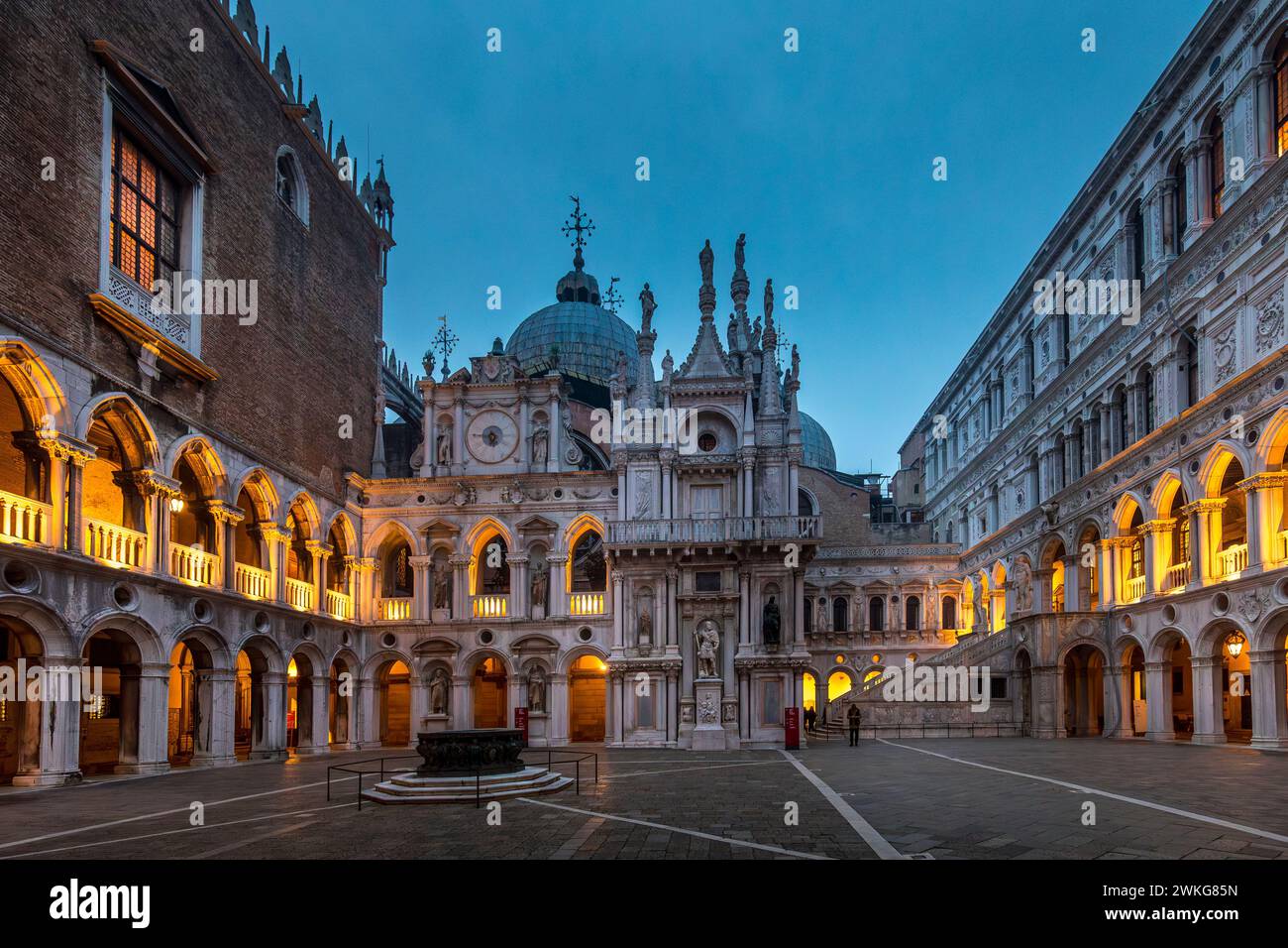 Venezia, Italia - 6 febbraio 2024: Cortile del Palazzo Ducale a Venezia. basilica di San Marco sullo sfondo Foto Stock