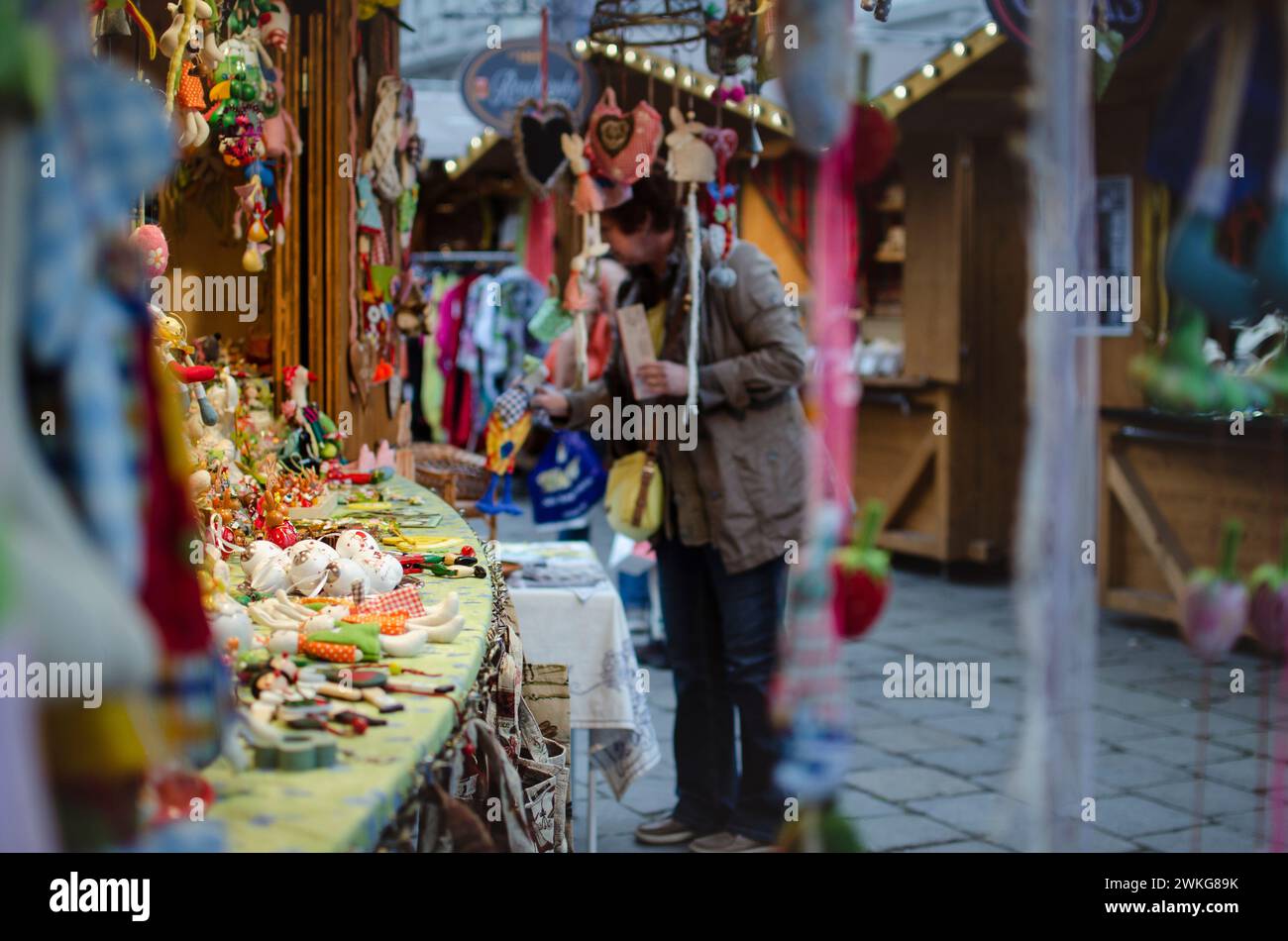 Giocattoli colorati fatti a mano, mercato di Pasqua, visti dai clienti Foto Stock