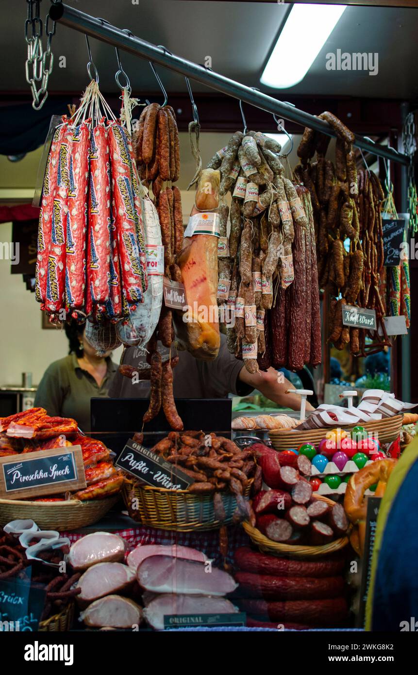 Vienna, bassa Austria, Austria 5 aprile 2014: Mercato di Pasqua con uova dipinte, giocattoli, dolcetti, regali e gioia Foto Stock