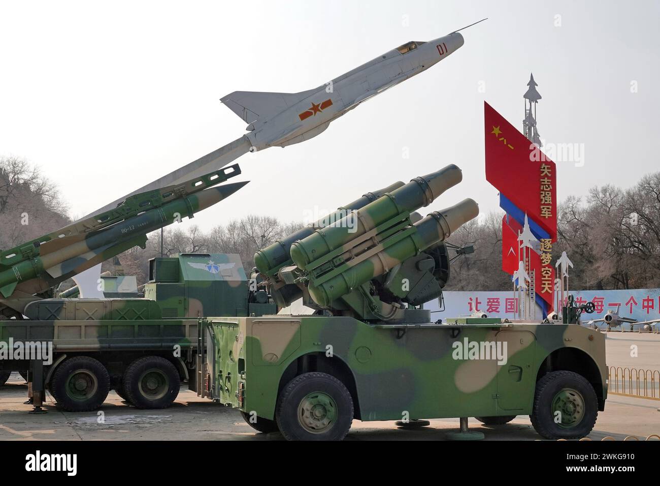 PECHINO, CINA - 6 FEBBRAIO 2024 - i jet da caccia J-12 e le armi di difesa aerea sono esposti al China Aviation Museum di Pechino, capitale della Cina, Foto Stock