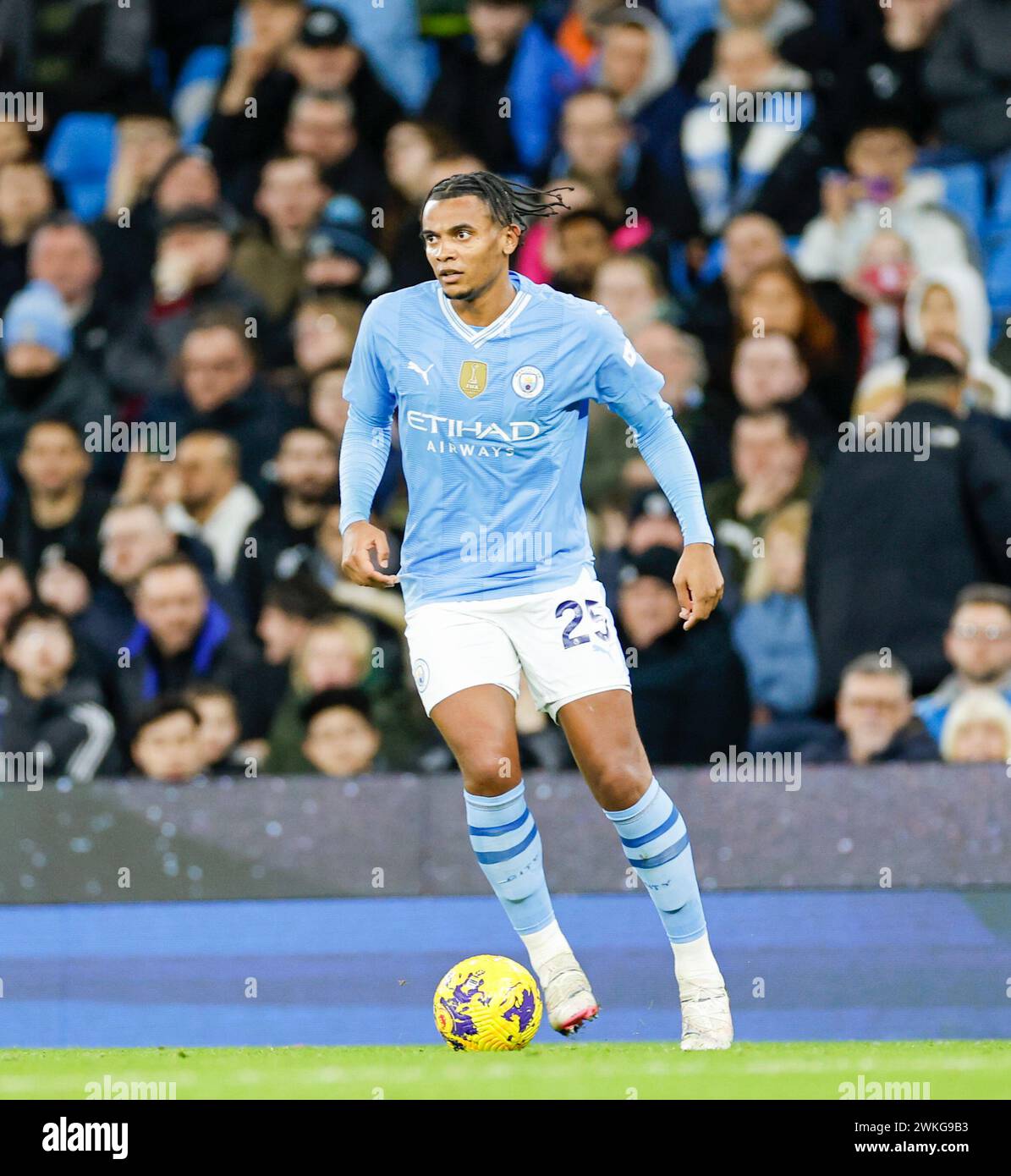 Etihad Stadium, Manchester, Regno Unito. 20 febbraio 2024. Premier League Football, Manchester City contro Brentford; Manuel Akanji del Manchester City sul pallone credito: Action Plus Sports/Alamy Live News Foto Stock