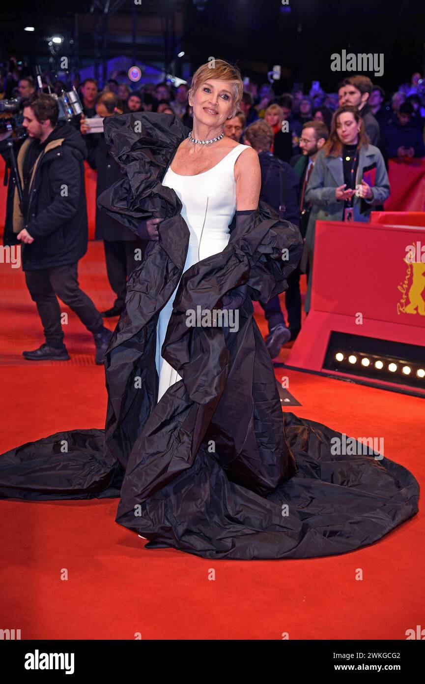 Sharon Stone - VERLEIHUNG DES GOLDENEN EHRENBÄR an Martin Scorsese im Rahmen der 74. Berlinale im Berlinale-Palast di Berlino un 20.02.2024 *** Sharon Stone CHE ASSEGNA L'ORSO D'ORO D'ONORE a Martin Scorsese durante la 74a Berlinale al Berlinale Palast di Berlino il 20 02 2024 Foto Stock