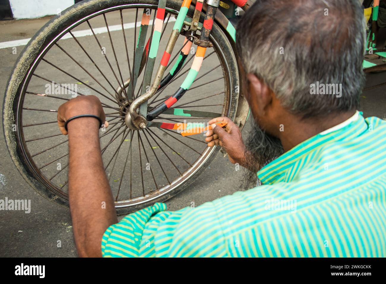 Prima dell'alba della giornata internazionale della lingua madre, le strade si trasformano in vivaci tele mentre gli artisti indossano gesso e dipingono. Ogni cele di corsa Foto Stock