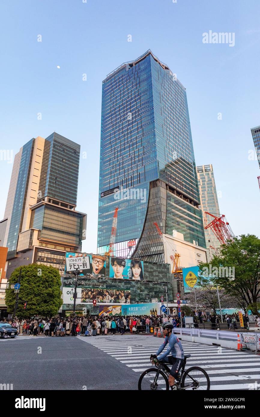 Città di Shibuya, famosa traversata di Shibuya, traversata dei pellicani, in prima serata, folle sulla strada, Tokyo, Giappone, Asia, 2023 Foto Stock