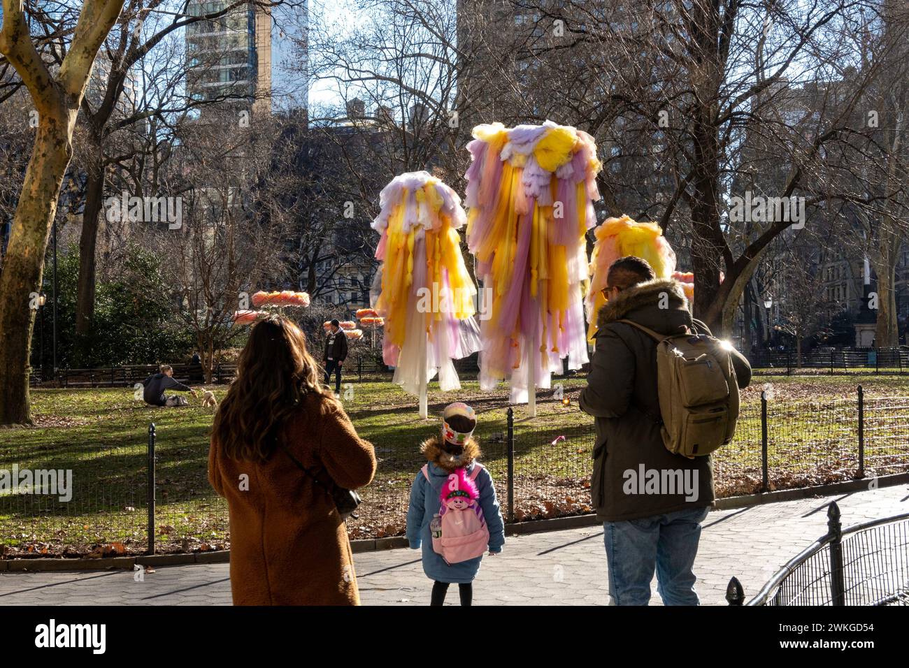 "To let the Sky know" di Ana Maria Hernando è una colorata mostra d'arte invernale che illumina Madison Square Park, New York City, USA 2024 Foto Stock