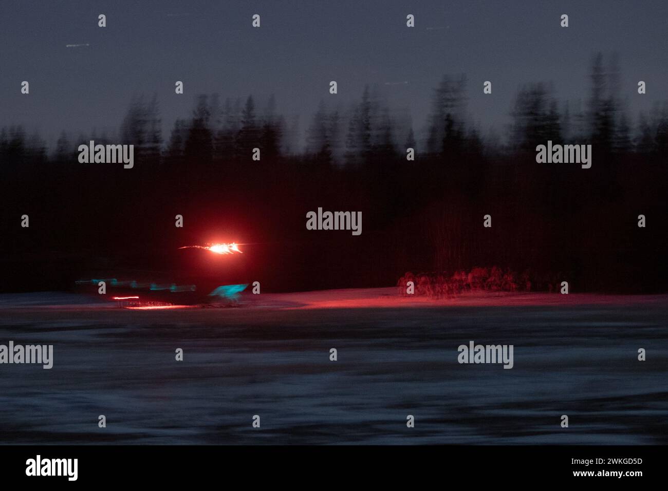 Soldati dell'esercito degli Stati Uniti del 1st Infantry Brigade Combat Team, 11th Airborne Division conducono un assalto aereo dal CH-47 Chinooks della B Company, 1st Battalion, 52nd Aviation Regiment, durante il Joint Pacific Multinational Readiness Center 24-02 presso Donnelly Training area, Alaska, 15 febbraio 2024. Lo scenario delle operazioni di combattimento su larga scala utilizzato in JPMRC 24-02 aiuta i soldati e i leader a sviluppare e perfezionare le tattiche, le tecniche e le procedure necessarie per operare con successo in condizioni invernali artiche remote ed estreme e superare le sfide ambientali e militari. (Foto U.S. Army di SP Foto Stock