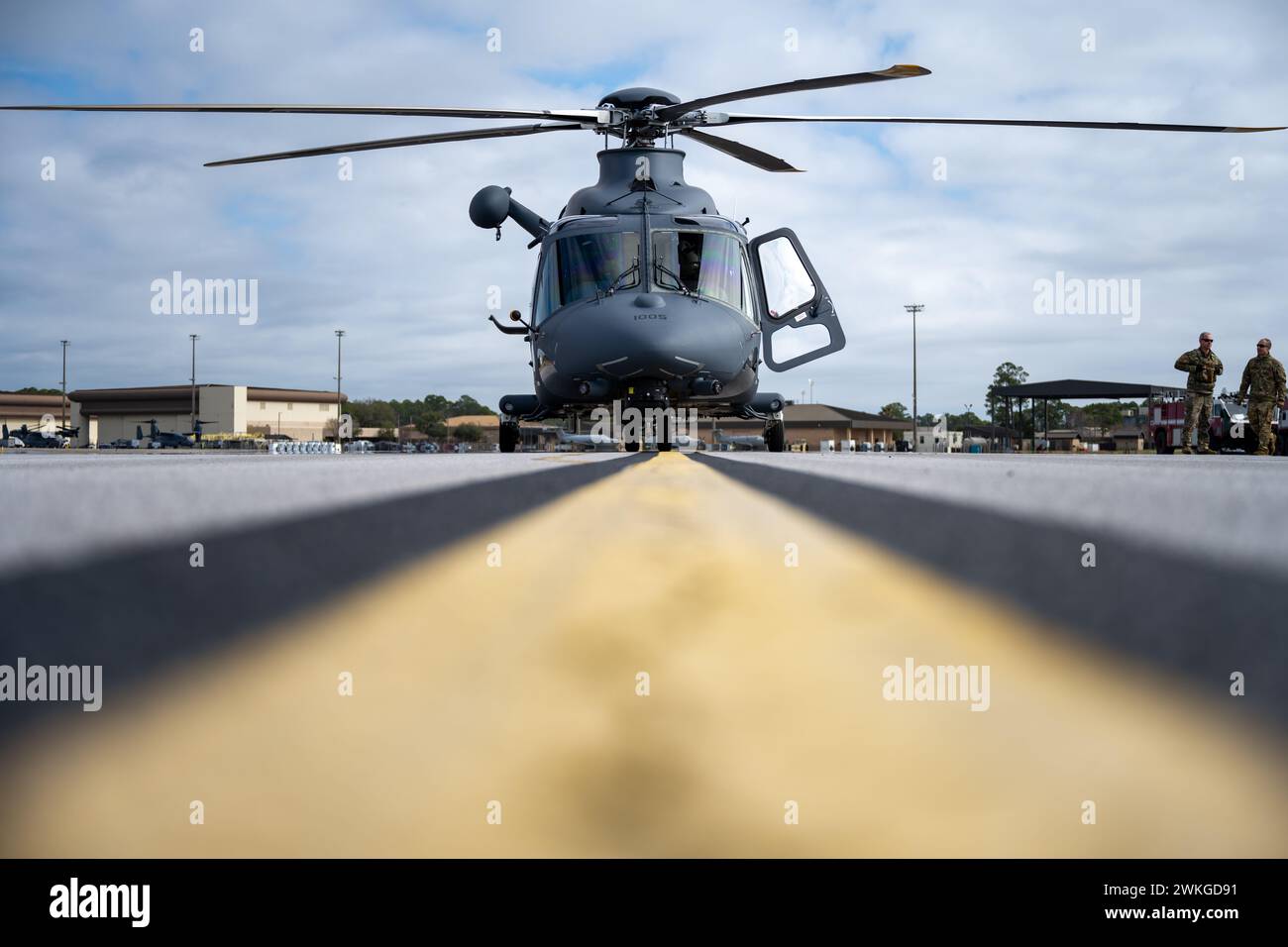 Un elicottero MH-139A Grey Wolf della U.S. Air Force assegnato all'Air Force Global Strike Command è parcheggiato sulla flightline prima di un test di rifornimento a caldo a Hurlburt Field, Florida, 9 febbraio 2024. L'MH-139A è un elicottero multi-missione, basato sul collaudato elicottero commerciale AW139, progettato per proteggere i missili balistici intercontinentali e trasportare funzionari del governo degli Stati Uniti e forze di sicurezza. (Foto U.S. Air Force di Airman 1st Class Hussein Enaya) Foto Stock