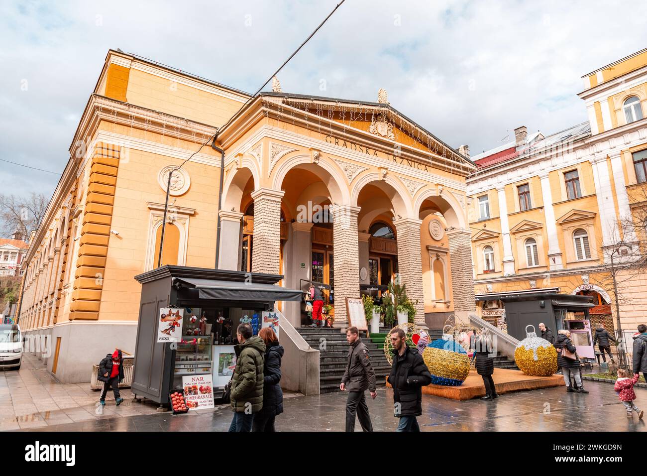 Sarajevo - Bosnia ed Erzegovina - 11 FEB 2024: Markale è il mercato alimentare coperto di Sarajevo. Markale è stato dichiarato monumento nazionale della Bosnia An Foto Stock