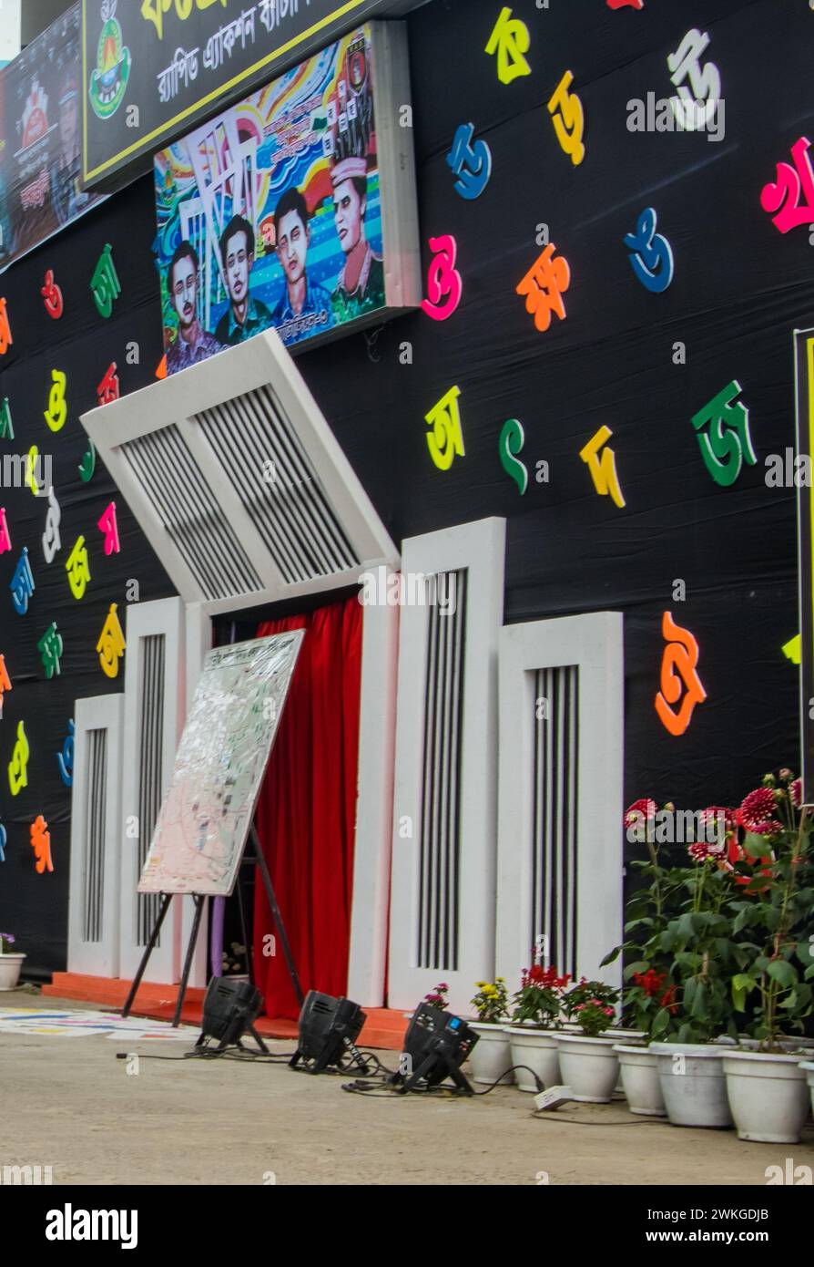 Prima dell'alba della giornata internazionale della lingua madre, le strade si trasformano in vivaci tele mentre gli artisti indossano gesso e dipingono. Ogni cele di corsa Foto Stock