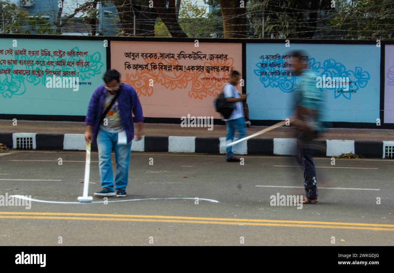 Prima dell'alba della giornata internazionale della lingua madre, le strade si trasformano in vivaci tele mentre gli artisti indossano gesso e dipingono. Ogni cele di corsa Foto Stock
